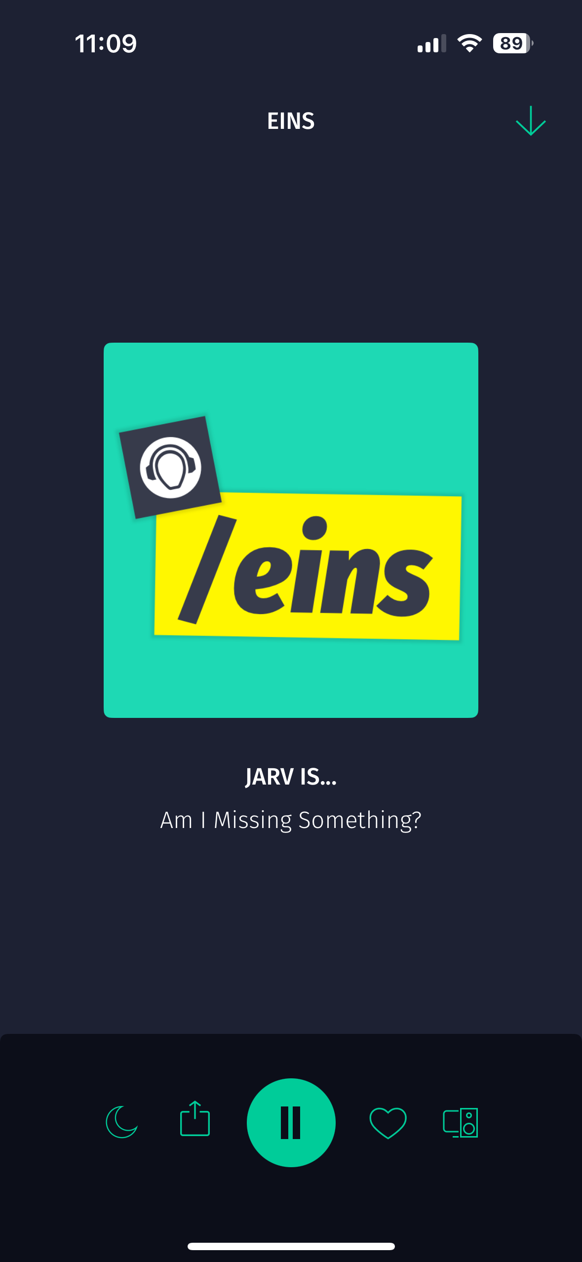 Eine Senderseite laut.fm-App im Dark-Mode, die den Sendernamen, das Senderlogo und den aktuell gespielten Song anzeigt.